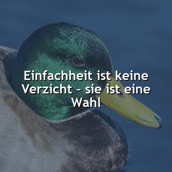 Ein nah aufgenommenes Porträt eines Männchen Mallards mit grünem Kopf und gelbem Schnabel, der in ruhiges Wasser blickt. Über seinem Kopf und Körper liegt der Text 'Einfachheit ist keine Verzicht - sie ist eine Wahl' in weißer Schrift.