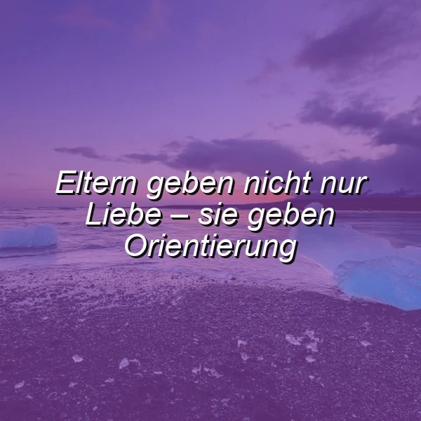 Ein Foto eines schönen, ruhigen Strandes mit einem violetten Himmel und einem Meer im Hintergrund. Im Vordergrund ist der Text 'Eltern geben nicht nur Liebe – sie geben Orientierung' in weißer Farbe zu sehen.