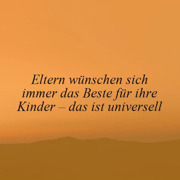 Ein minimalistisches Bild in warmen Orangetönen, das eine ruhige Dämmerungslandschaft mit sanften Bergsilhouetten zeigt. Der zentrale Text, 'Eltern wünschen sich immer das Beste für ihre Kinder – das ist universell', strahlt universelle Elternliebe aus.