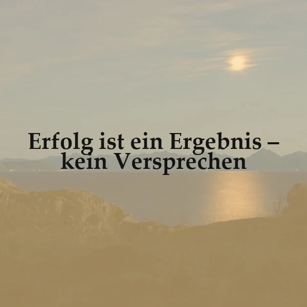 Ein inspirierendes Bild mit dem Zitat "Erfolg ist ein Ergebnis – kein Versprechen", eingebettet in eine ruhige Landschaft mit goldenem Sonnenlicht, das sich auf einem weiten Gewässer spiegelt. Die Szene strahlt Gelassenheit und Hoffnung aus.