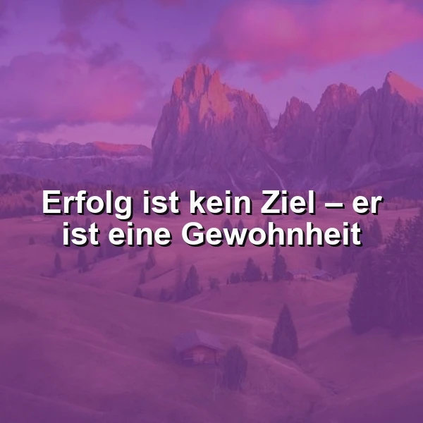 Malerische Berglandschaft bei Sonnenaufgang oder Sonnenuntergang, getaucht in lila-pinke Farbtöne, mit einem kleinen Holzhaus im Tal und dem motivierenden Zitat: Erfolg ist kein Ziel – er ist eine Gewohnheit.