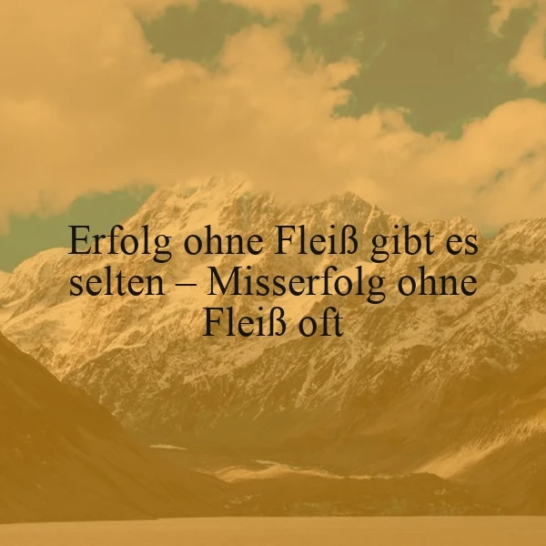 Ein inspirierendes Zitat über Fleiß und Erfolg, eingebettet in eine ruhige Berglandschaft mit schneebedeckten Gipfeln und einem bewölkten Himmel, um die Bedeutung harter Arbeit zu verdeutlichen.