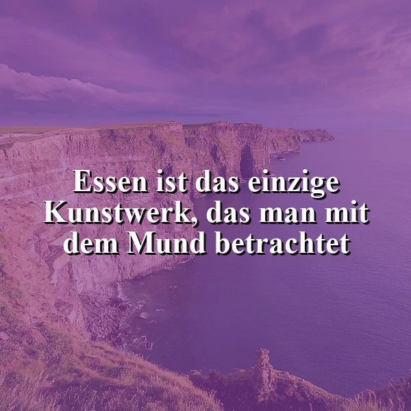 Violett getönte Klippenlandschaft am Meer, unter einem bewölkten Himmel. Der prägnante Spruch 'Essen ist das einzige Kunstwerk, das man mit dem Mund betrachtet' betont die einzigartige Kunst des kulinarischen Genusses.