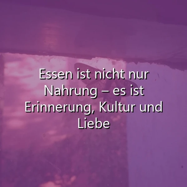Ein überwiegend lilafarbenes, leicht verschwommenes Bild mit einem dunklen Schmetterlingsschatten im Hintergrund. Zentral steht der weiße Text: „Essen ist nicht nur Nahrung – es ist Erinnerung, Kultur und Liebe.“ Die Stimmung ist nachdenklich und warm.