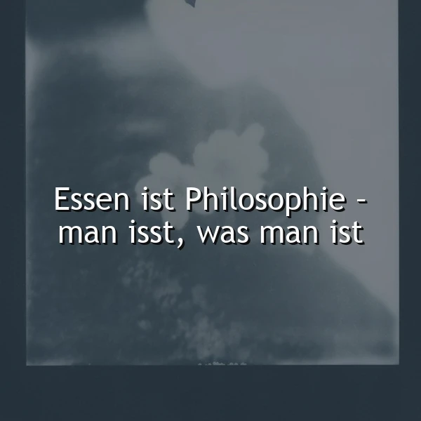 Ein minimalistisches Zitatbild in dunklen Blau-Grau-Tönen zeigt die Worte 'Essen ist Philosophie - man isst, was man ist' in klarer weißer Schrift. Die ruhige, nachdenkliche Atmosphäre lädt zur Selbstreflexion über Ernährung und Identität ein.
