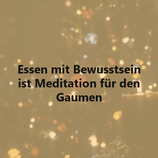 Unscharfe goldene Lichter bilden den warmen Hintergrund für das Zitat 'Essen mit Bewusstsein ist Meditation für den Gaumen'. Eine einzelne Kerze rechts verstärkt die besinnliche, ruhige Atmosphäre.