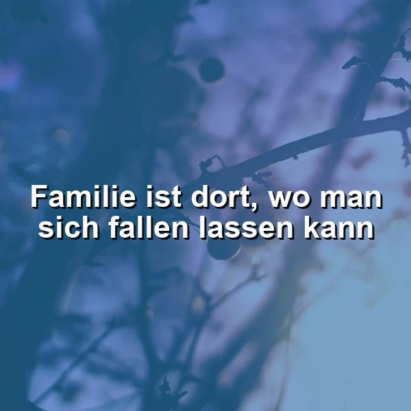 Ein Baum mit Ästen und Blättern im Hintergrund, im Vordergrund steht der Spruch 'Familie ist dort, wo man sich fallen lassen kann' in weißer Schrift