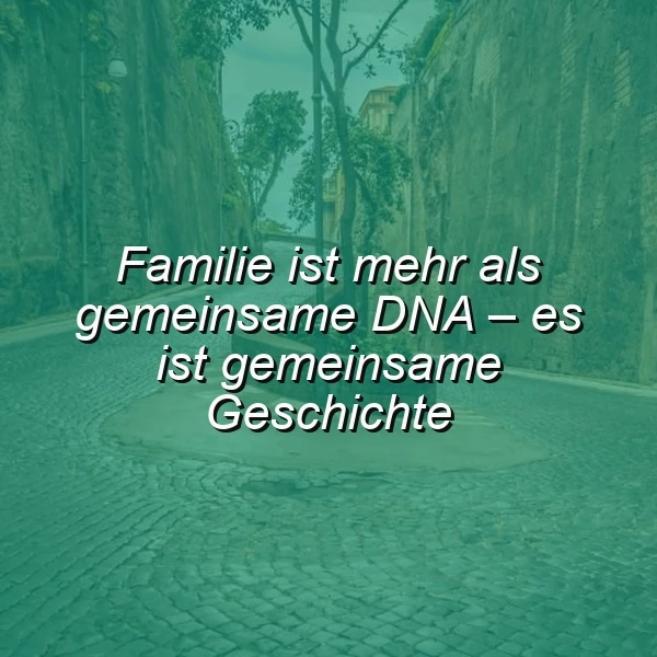 Grüne, alte Kopfsteinpflasterstraße zwischen hohen Mauern. Der Text 'Familie ist mehr als gemeinsame DNA – es ist gemeinsame Geschichte' steht im Zentrum. Eine Szene voller Geschichte und nachdenklicher Ruhe.