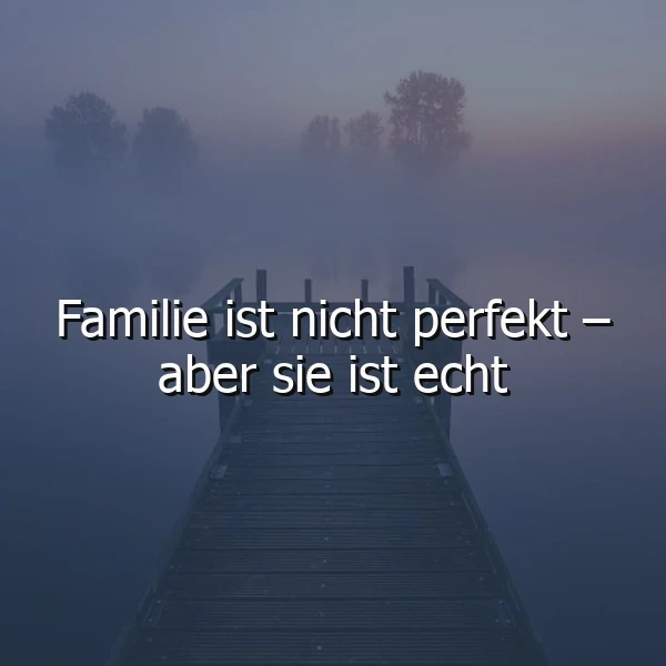 Ein ruhiger Steg führt in einen nebeligen See, im Hintergrund Bäume, das Zitat 'Familie ist nicht perfekt – aber sie ist echt' liegt im Vordergrund