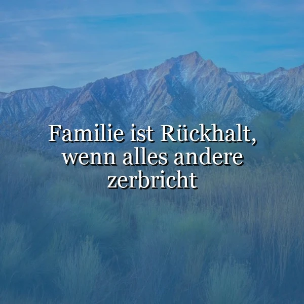 Ein Bergpanorama mit einem klaren blauen Himmel und grünen Büschen im Vordergrund. Im Zentrum des Bildes steht der Spruch 'Familie ist Rückhalt, wenn alles andere zerbricht' in weißer Schrift.