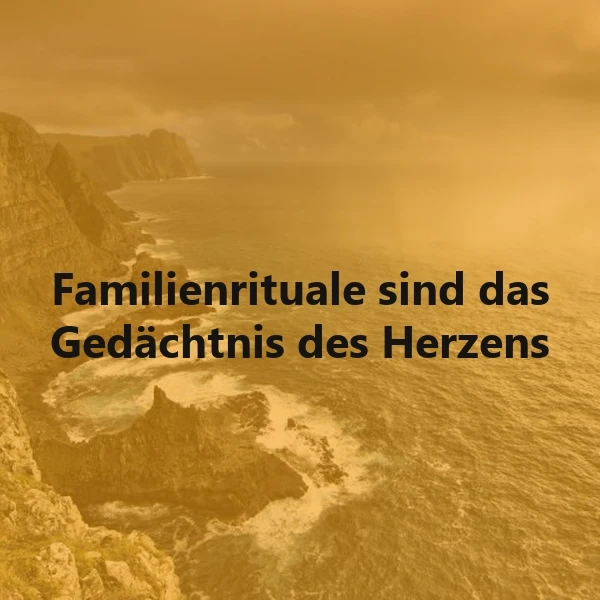 Ein sepiafarbenes Bild einer stürmischen Küstenlandschaft mit Wellen, die gegen die Felsen schlagen, und einem Zitat über Familienrituale.