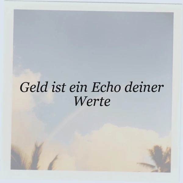 Ein inspirierendes Zitat vor hellem Himmel mit zarten Wolken und einem Regenbogen. Verschwommene Palmenblätter säumen den unteren Rand. Der Spruch 'Geld ist ein Echo deiner Werte' lädt zum Reflektieren über wahre Werte ein.