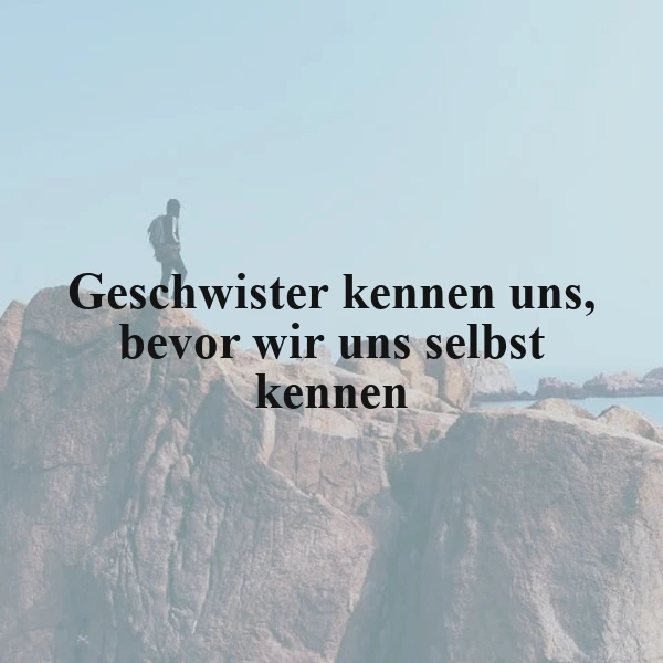 Eine Person mit Rucksack steht nachdenklich auf einem hohen Felsen über dem weiten Meer. Der klare Himmel bildet einen ruhigen Hintergrund für das Zitat „Geschwister kennen uns, bevor wir uns selbst kennen“, welches zum Nachdenken über tiefe familiäre Bindungen anregt.