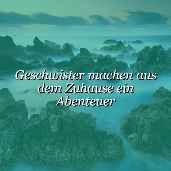 Landschaftsbild mit zerklüfteten Felsen und nebeligem Meer in aquamarinen Farbtönen. Zentral steht der weiße Spruch "Geschwister machen aus dem Zuhause ein Abenteuer". Die Szene wirkt ruhig und geheimnisvoll.