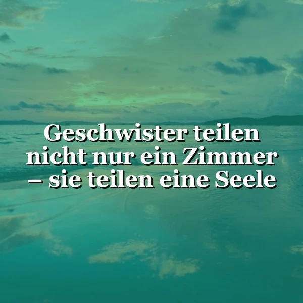 Ein ruhiges, grünliches Meer mit einem Himmel voller Wolken, im Vordergrund das Zitat 'Geschwister teilen nicht nur ein Zimmer – sie teilen eine Seele' in weißer Schrift