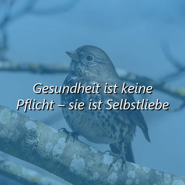 Ein kleiner Vogel sitzt auf einem Ast, im Hintergrund ein verschwommener blauer Himmel. Der Vogel hat eine braune und weiße Federzeichnung. Über dem Vogel ist der Text 'Gesundheit ist keine Pflicht - sie ist Selbstliebe' in weißer Schrift gelegt.