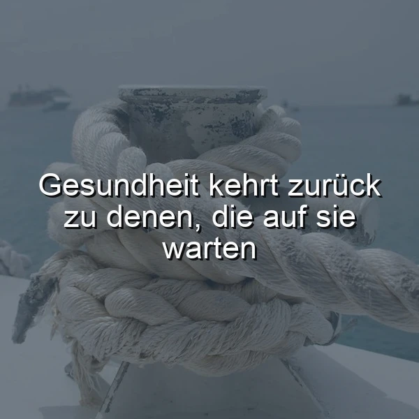 Ein dickes, weißes Seil, das um einen Metallring gewickelt ist, im Hintergrund ein ruhiger, grauer Himmel und Wasser mit einigen Schiffen. Das Zitat 'Gesundheit kehrt zurück zu denen, die auf sie warten' ist zentral im Bild platziert.