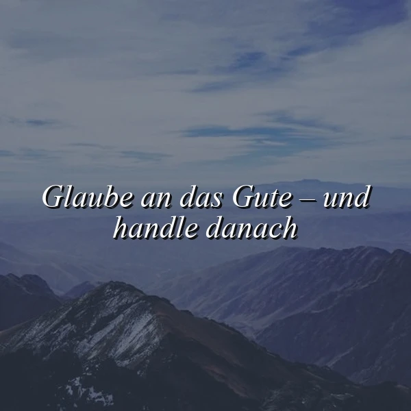 Ein Bergpanorama mit einem bewölkten Himmel und einem Zitat, das die Hoffnung und den Glauben an das Gute symbolisiert