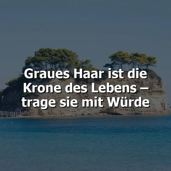 Ein ruhiger Felsen mit grünen Bäumen ragt aus dem blauen Wasser, im Vordergrund das Zitat 'Graues Haar ist die Krone des Lebens – trage sie mit Würde' in weißer Schrift