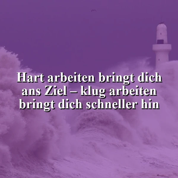 Ein Bild mit stürmischen lila Wellen und einem weißen Leuchtturm. Darauf steht das Zitat: 'Hart arbeiten bringt dich ans Ziel – klug arbeiten bringt dich schneller hin'. Es vermittelt Stärke und Weitsicht.