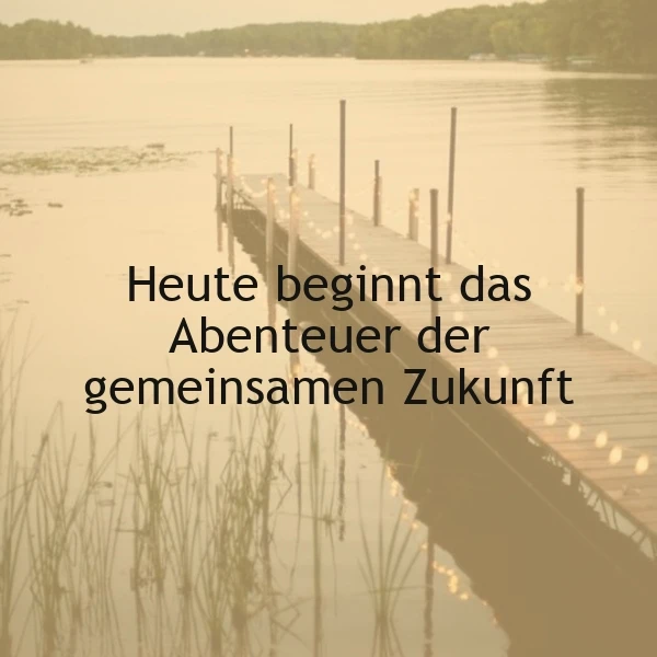 Ein ruhiger Holzsteg mit kleinen Lichterketten ragt sanft in einen spiegelglatten See hinein, umrahmt von Schilf bei sanftem Morgenlicht. Über dem idyllischen Bild schwebt der inspirierende Spruch: „Heute beginnt das Abenteuer der gemeinsamen Zukunft.“