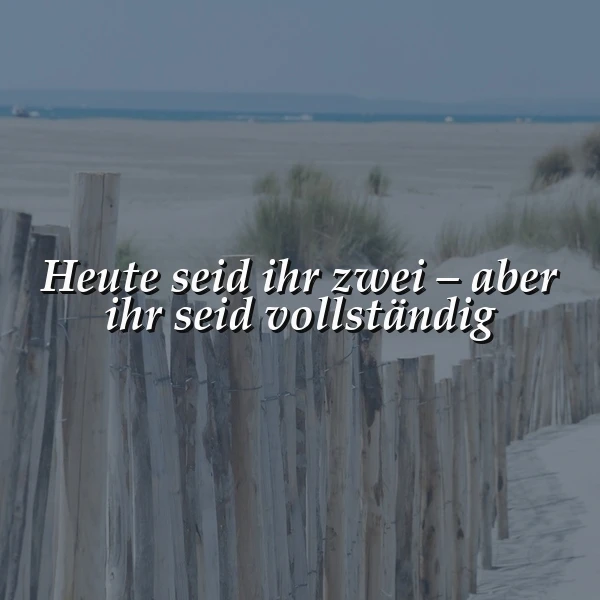 Eine ruhige Strandszene mit einem verwitterten Holzzaun entlang sandiger Dünen. Das inspirierende Zitat "Heute seid ihr zwei – aber ihr seid vollständig" ist prominent platziert und weckt Gefühle tiefer Verbundenheit und Einheit.