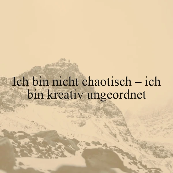Ein sepiafarbenes Bild einer schneebedeckten Berglandschaft mit einem inspirierenden Zitat: 'Ich bin nicht chaotisch – ich bin kreativ ungeordnet'. Die Stimmung ist ruhig und beschaulich.