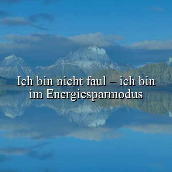Ein ruhiger See spiegelt die schroffen Berge und den blauen Himmel wider. Im Vordergrund liegt der Text 'Ich bin nicht faul – ich bin im Energiesparmodus'. Die Atmosphäre ist friedlich und kontemplativ.