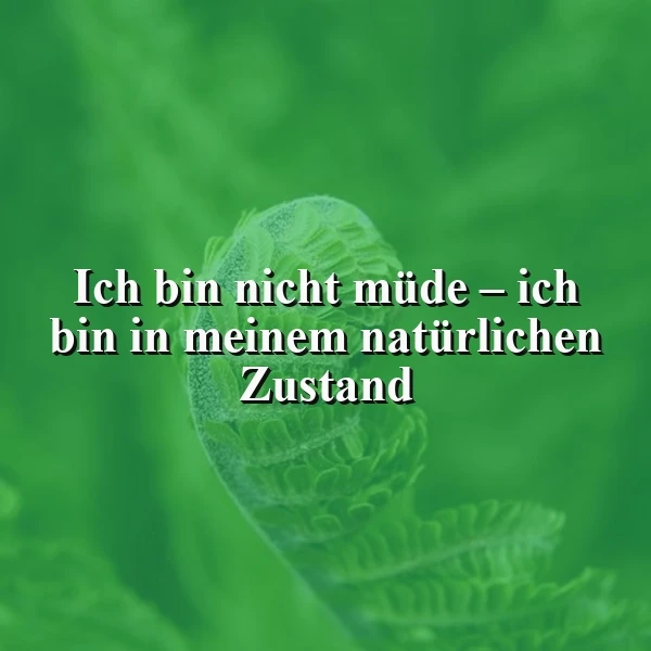 Ein grünes Blatt, das sich aus einer Knospe windet, mit dem Zitat 'Ich bin nicht müde - ich bin in meinem natürlichen Zustand' in weißer Schrift