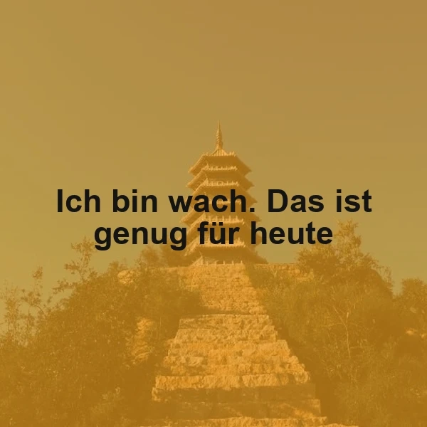 Ein goldenes Foto einer Pyramide mit Bäumen im Hintergrund und dem Zitat 'Ich bin wach. Das ist genug für heute'