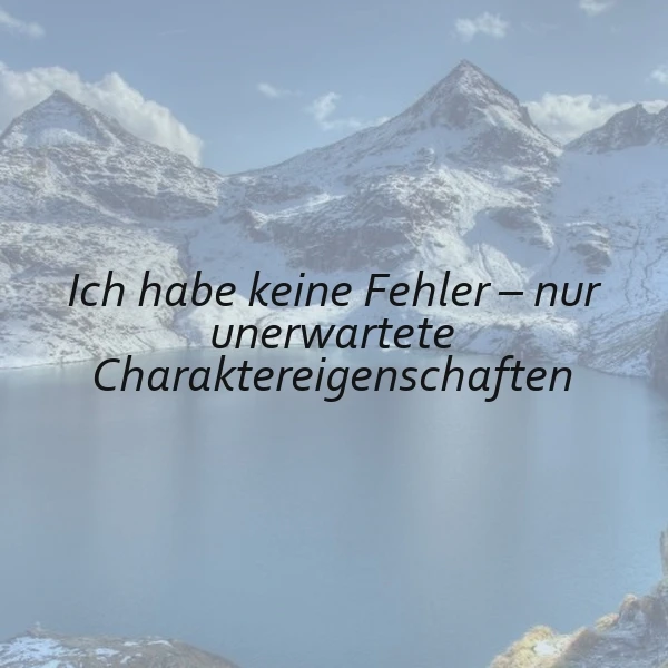 Ein ruhiger See vor einer schneebedeckten Bergkulisse unter blauem Himmel mit einigen Wolken. Im Vordergrund Felsen am Ufer. Der Text 'Ich habe keine Fehler – nur unerwartete Charaktereigenschaften' ist über das Bild gelegt.
