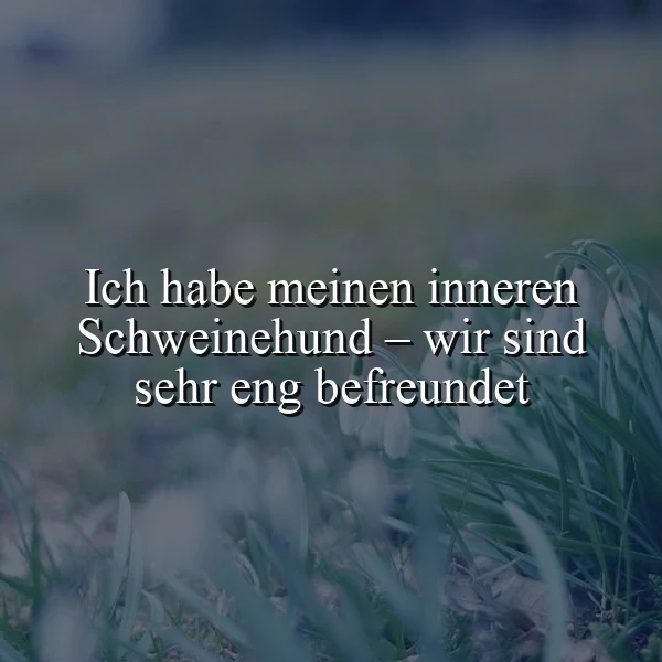 Ein Feld mit Gras und Blättern im Hintergrund, ein Zitat in weißer Schrift: Ich habe meinen inneren Schweinehund – wir sind sehr eng befreundet