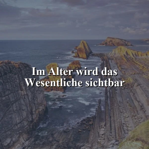 Bild einer rauen Küstenlandschaft bei Dämmerung, mit steilen Felsen und dem Meer, darauf der Spruch: Im Alter wird das Wesentliche sichtbar. Die Szenerie ist ruhig und nachdenklich.