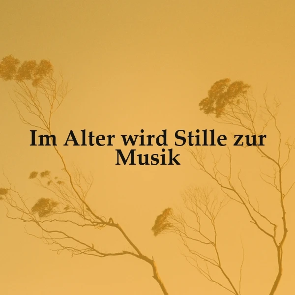 Ein minimalistisches Bild in warmen Goldtönen zeigt filigrane, kahle Äste vor einem sanften Himmel. Der Text "Im Alter wird Stille zur Musik" fängt die friedliche und weise Stimmung des Älterwerdens ein.