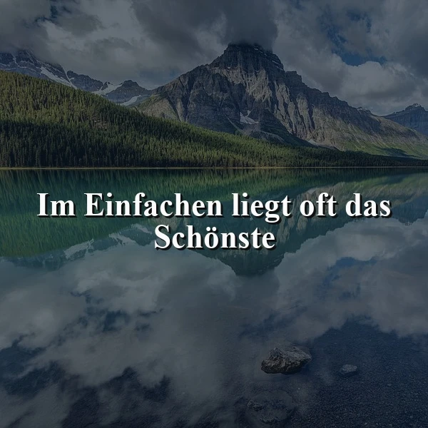 Naturaufnahme eines ruhigen Bergsees, der bewaldete Berge und einen wolkigen Himmel spiegelt. Der Schriftzug 'Im Einfachen liegt oft das Schönste' ist zentral platziert und lädt zur Besinnung ein.