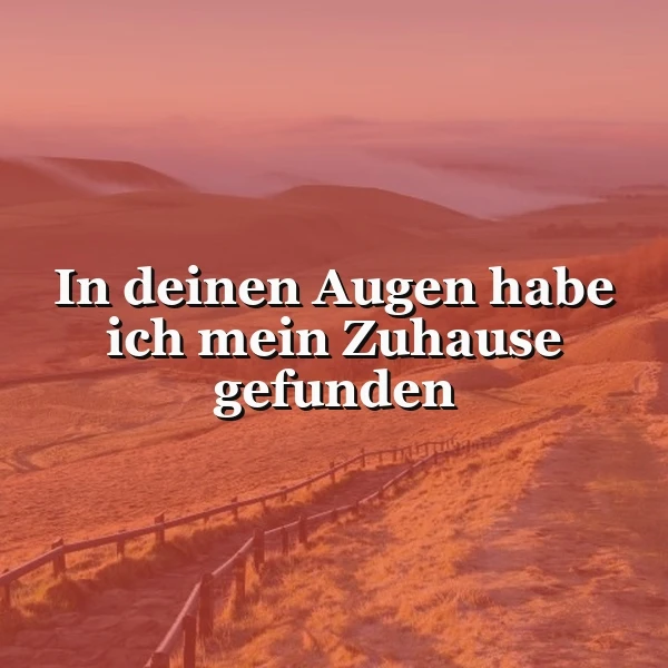 Ein malerischer Sonnenaufgang über sanften, ockerfarbenen Hügeln, durchzogen von einem einfachen Holzzaun, während der Text 'In deinen Augen habe ich mein Zuhause gefunden' zentral die tiefe Geborgenheit einer Liebe vermittelt.