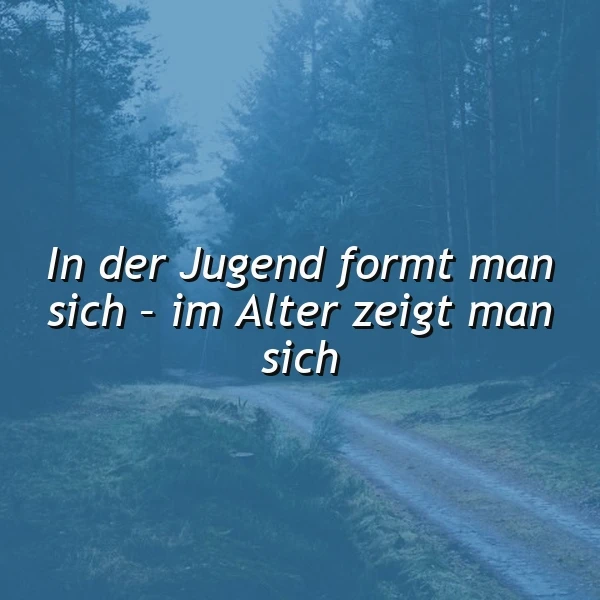 Ein nebliger Waldweg, umrahmt von dunklen Bäumen, der eine nachdenkliche Stimmung erzeugt. Darauf der Spruch: In der Jugend formt man sich – im Alter zeigt man sich.