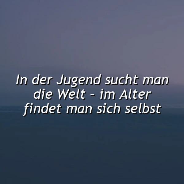 In der Jugend sucht man die Welt - im Alter findet man sich selbst" ist in weißer, kursiver Schrift auf einem beruhigenden, dunkelblauen, leicht nebligen Hintergrund platziert. Eine tiefgründige Lebensweisheit, die zur Reflexion über Jugend und Alter einlädt.