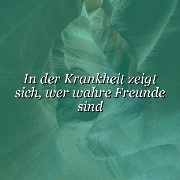 Spruchbild mit der Weisheit 'In der Krankheit zeigt sich, wer wahre Freunde sind'. Der weiße Text liegt auf einem beruhigenden, abstrakten Hintergrund aus wellenförmigen Felsstrukturen in Grün- und Türkistönen, der eine nachdenkliche Stimmung erzeugt.