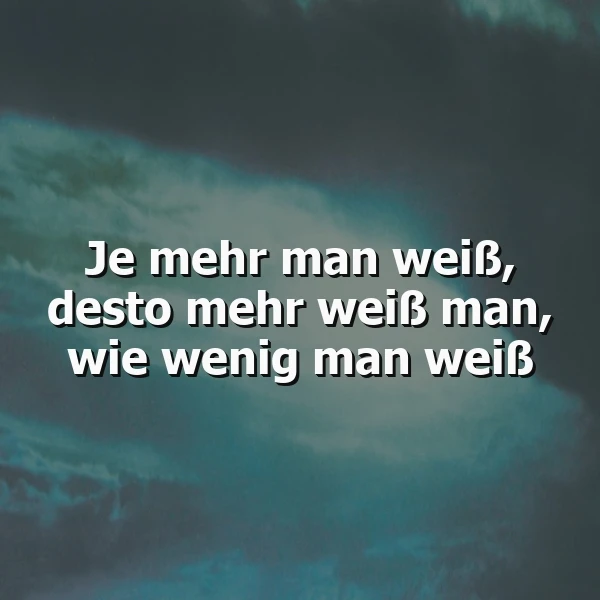 Ein Bild mit dunkelblauen bis türkisen Wolken als atmosphärischer Hintergrund für das tiefgründige Zitat 'Je mehr man weiß, desto mehr weiß man, wie wenig man weiß', das zur Selbstreflexion anregt.