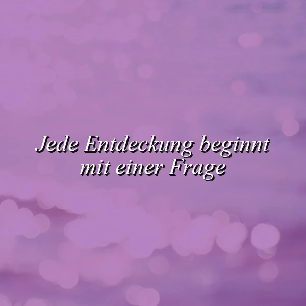 Ein wunderschönes Bild in sanftem Lila, verziert mit Bokeh-Lichtern und dem inspirierenden Zitat: „Jede Entdeckung beginnt mit einer Frage“ in eleganter weißer Schrift. Es strahlt Neugier und Hoffnung aus.