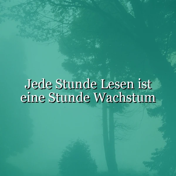 Ein Foto von mystischen Wäldern mit hohen Bäumen, die in den nebligen Morgen hineinragen. Im Vordergrund ist der Spruch 'Jede Stunde Lesen ist eine Stunde Wachstum' in einer eleganten, weißen Schrift zu sehen.