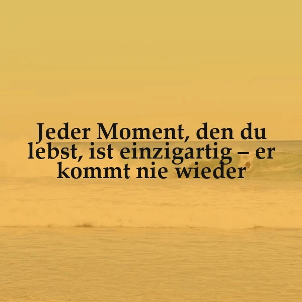 Ein gelber Sonnenuntergang am Meer mit sanften Wellen und dem Zitat 'Jeder Moment, den du lebst, ist einzigartig - er kommt nie wieder' in schwarzer Schrift