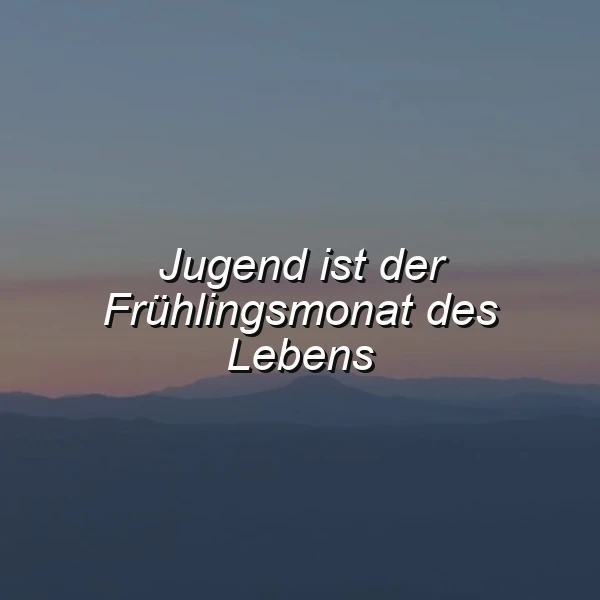 Ein Bergpanorama bei Sonnenuntergang mit sanften rosa und blauen Farbtönen, im Vordergrund der silhouettenartige Bergzug, im Zentrum der Text 'Jugend ist der Frühlingsmonat des Lebens' in weißer Schrift