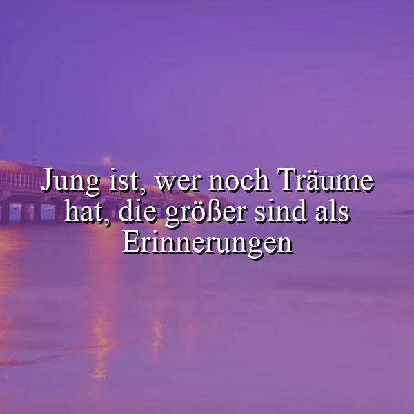 Ein stimmungsvolles Bild in violetten Abendfarben zeigt eine ruhige Wasseroberfläche und einen fernen Steg. Der inspirierende Spruch "Jung ist, wer noch Träume hat, die größer sind als Erinnerungen" steht zentral in weißer Schrift und vermittelt eine hoffnungsvolle Atmosphäre.