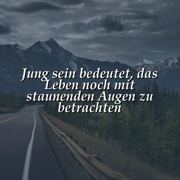 Eine ruhige Bergstraße schlängelt sich durch dichte Tannenwälder, flankiert von imposanten Gipfeln unter düsteren Wolken. Darauf erscheint die Weisheit: Jung sein bedeutet, das Leben noch mit staunenden Augen zu betrachten. Eine tiefgründige Szene voller Weite und Kontemplation.
