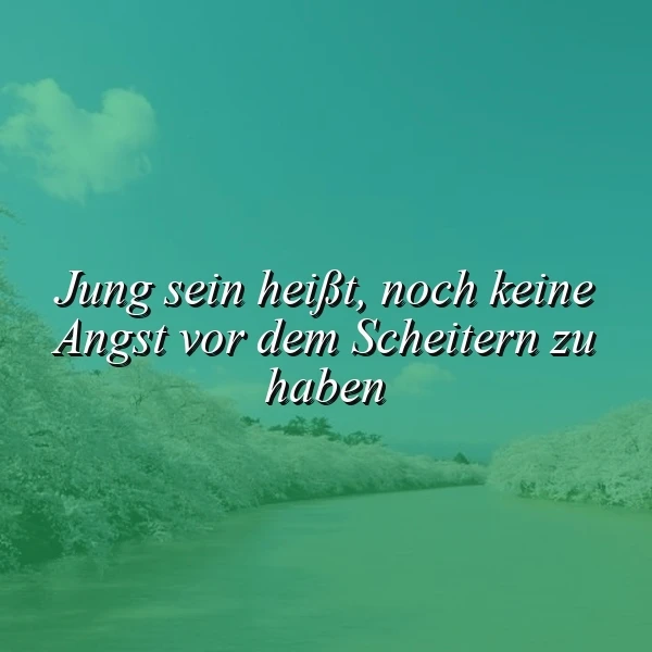 Ein ruhiges Bild zeigt türkisfarbenes Wasser und Himmel, umgeben von sanften, hellgrünen Ufern. Darauf der inspirierende Spruch: 'Jung sein heißt, noch keine Angst vor dem Scheitern zu haben.' Es vermittelt eine Stimmung von Unbekümmertheit und Mut.