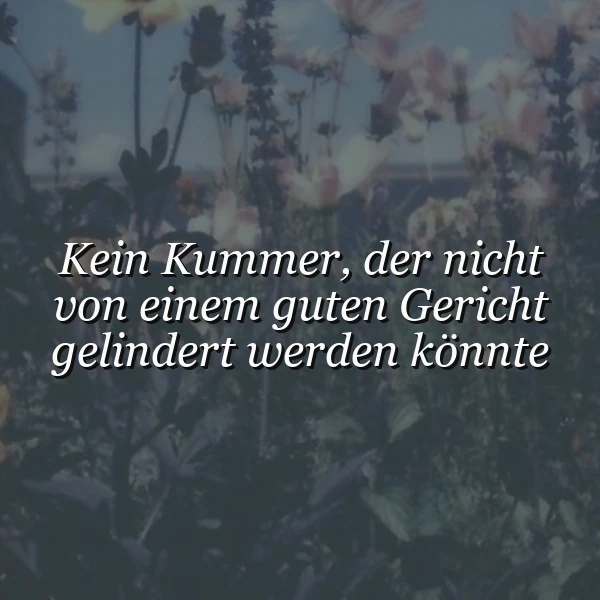 Zart verschwommener Hintergrund mit Blumen in Pastelltönen. Das inspirierende Zitat lautet: 'Kein Kummer, der nicht von einem guten Gericht gelindert werden könnte.' Es vermittelt eine tröstliche, genussvolle und hoffnungsvolle Atmosphäre.