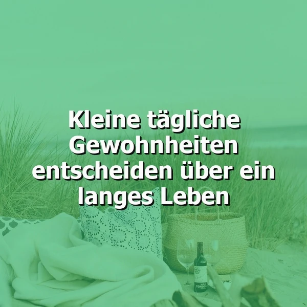 Ein gemütliches Strand-Picknick mit Decke, Kissen und Wein am Meer, umgeben von Dünengras. Darauf der inspirierende Spruch: 'Kleine tägliche Gewohnheiten entscheiden über ein langes Leben' vor einer beruhigenden, grünen Kulisse.