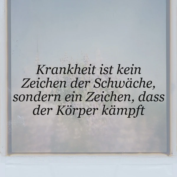Ein Fenster mit einer beschlagenen Scheibe, im Hintergrund ein leicht verschwommener Himmel, auf dem Fenster ein schwarzer Text 'Krankheit ist kein Zeichen der Schwäche, sondern ein Zeichen, dass der Körper kämpft', weißer Rahmen
